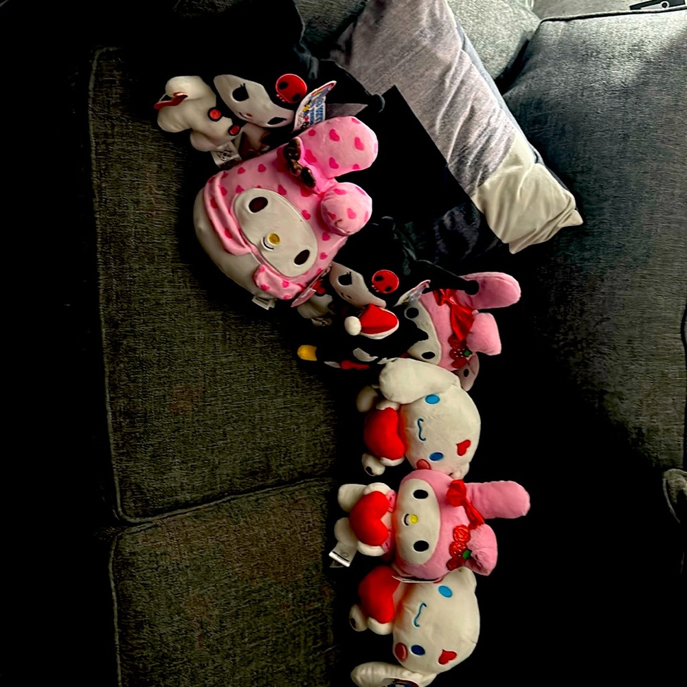 7 Hello kitty and friends and 1 squishmellow melody